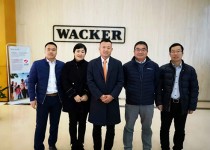 董事長尹國平、董事總經(jīng)理張振豐、副總尹嵐等領導出席瓦克年度總結會議